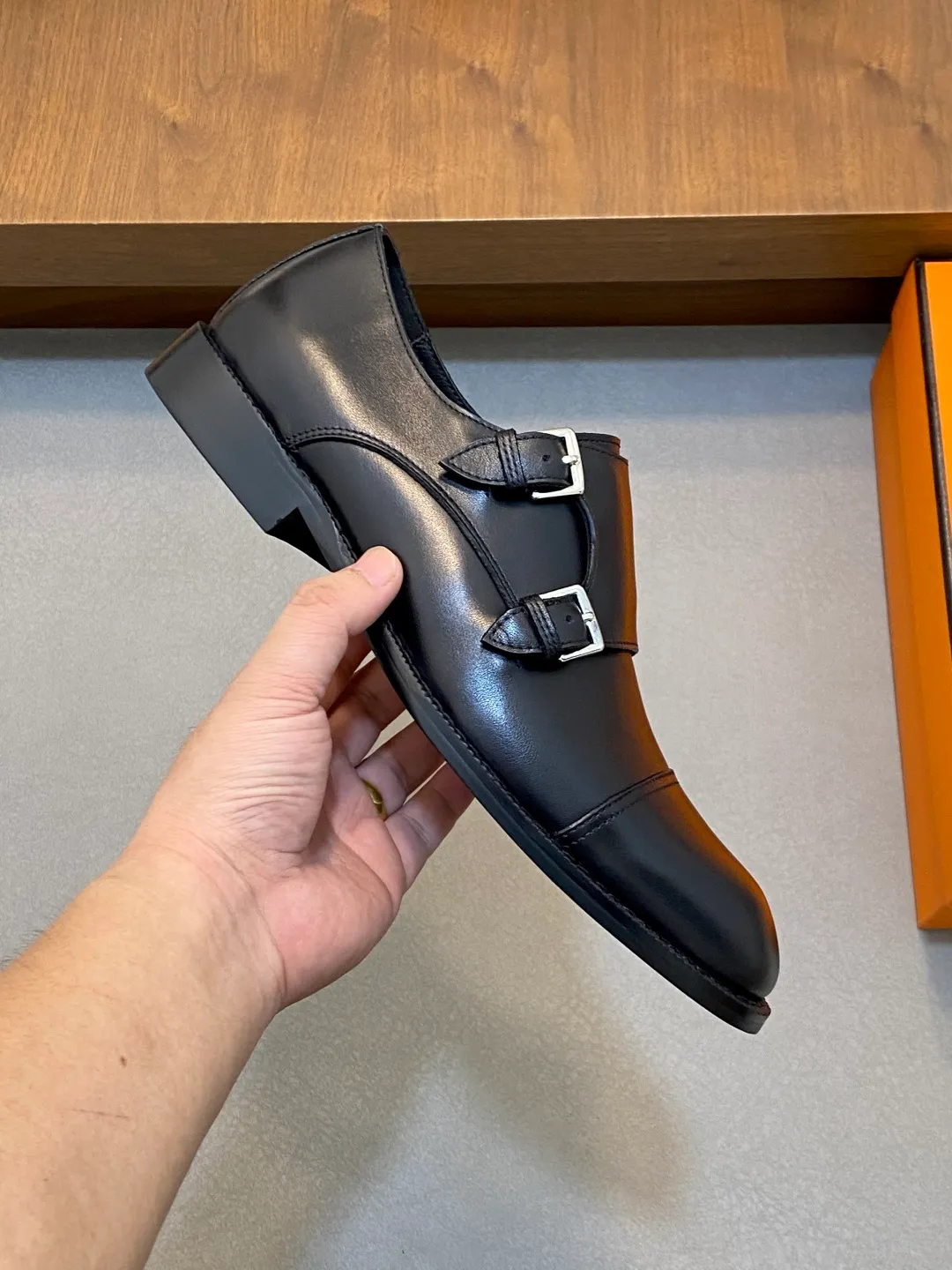 Men's shoes 💰780 HERMES/Hermès GAME slip-on loafers. These loafers are made of matte frosted calfskin. They are equipped with functional Kelly shoe buckles to easily create a fashionable urban style. They are equipped with genuine leather welts and lightweight grooved rubber foam outsole. They have genuine calfskin lining and silk-screen logo feet. They are slip-on design. They are novel and fashionable, with a handsome upper. Comes with a dust bag in the original box! Size: 39-40-41-42-43-44 standard leather shoe size (38/45 can be customized but does not support returns)
